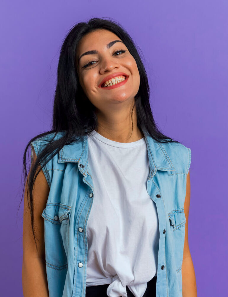 sonriente-joven-caucasica-mira-camara-aislada-sobre-fondo-purpura-espacio-copia(1)